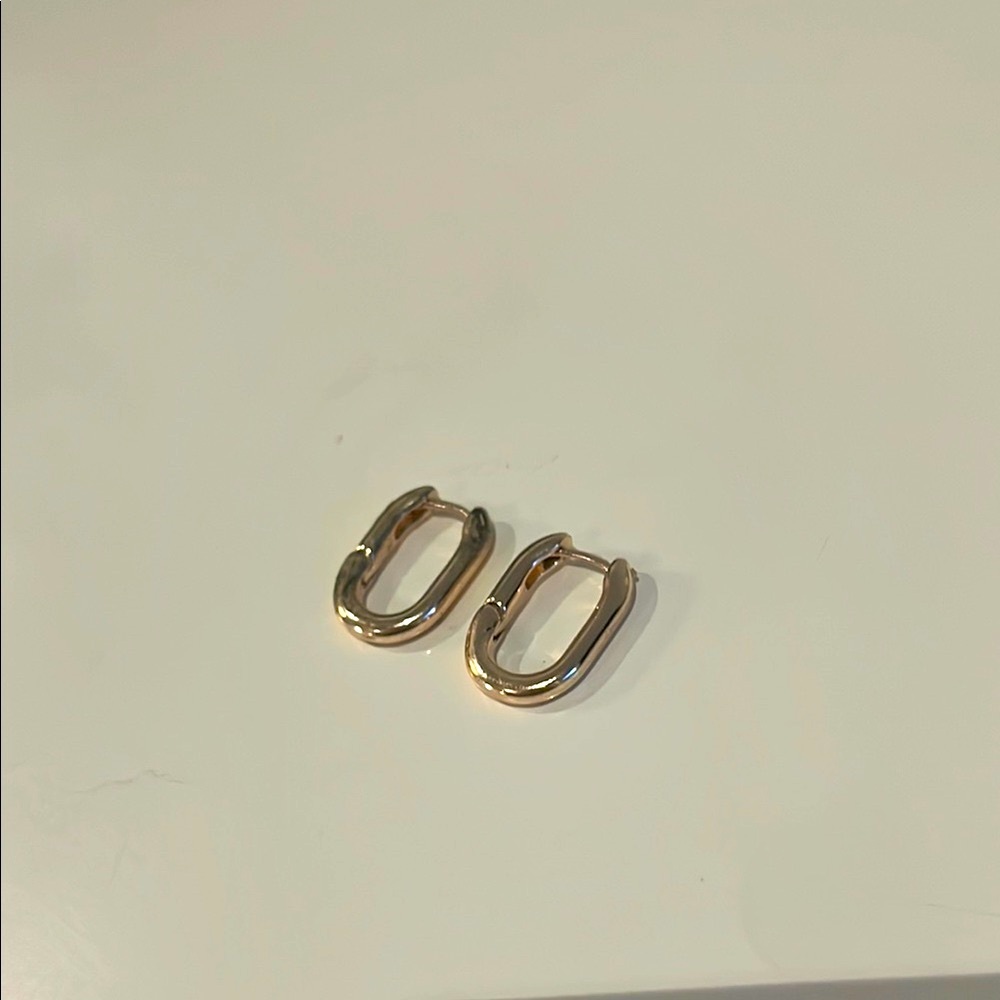 Elegant gold toned Hoop Earrings - Picture 4 of 6